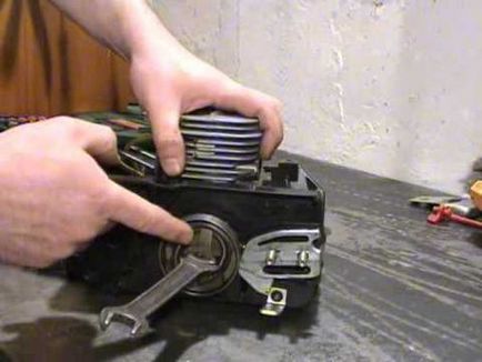 Szétszerelni láncfűrész karburátor, olajszivattyú, hogy összegyűjtse videó
