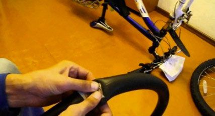 Kit de reparații pentru biciclete cum se utilizează pentru anvelope pentru biciclete