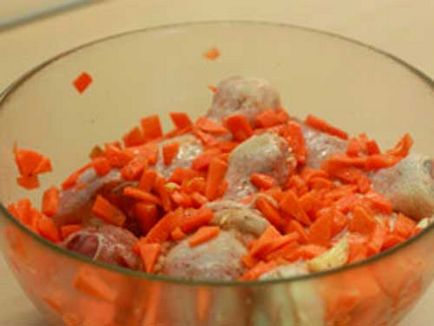 Рецепт тушкованою курки в сметанно-морквяному соусі
