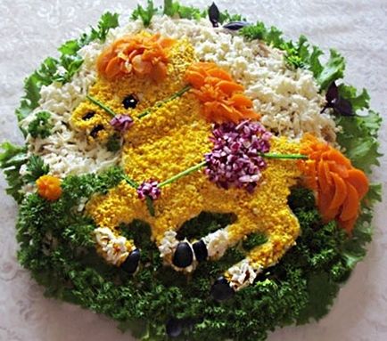 Salatele - un cal - decorăm salatele de Anul Nou sub forma unui cal