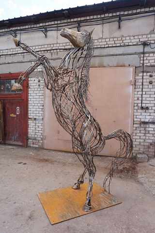 Скульптура «кінь на дибах»