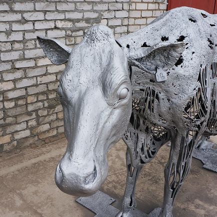 Скульптура «кінь на дибах»