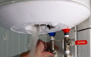 Scurgerea apei de la încălzitorul de apă este procedura procedurii și modul de golire a apei din boiler fără