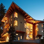 Сучасний дерев'яний будинок в горах штату аляска