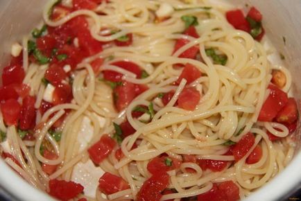 Spagetti paradicsommal recept egy fotó