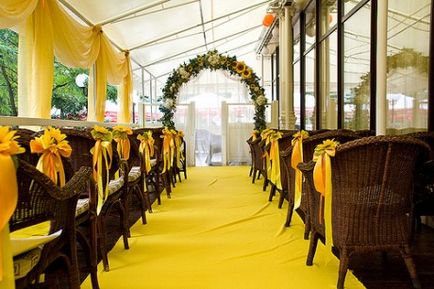 Весільне оформлення соняшники в нарядах і декорі