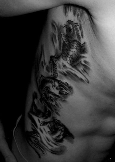 Tetoválás az egyik oldalon, és különösen fontos,