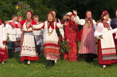 Textul cântecului de-a lungul căii, bulgăre de zăpadă - povestea folclorică (cu