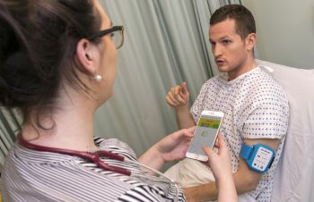 Dispozitivele de telemedicină monitorizează starea pacienților spitalizați