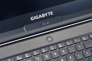 Testați și revizuiți laptopul gigabyte aero 15 - rapid, cu o baterie bună