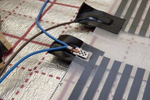 Amplasarea podelei calde de film sub ordinea laminată a conexiunii