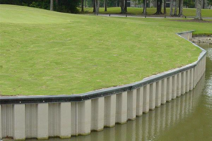 Erősítése a tó partján georácson, beton, háló, vörösfenyő, a nyelv és a gabion