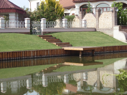 Erősítése a tó partján georácson, beton, háló, vörösfenyő, a nyelv és a gabion