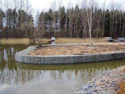 Erősítése a tó partján georácson, beton, háló, vörösfenyő, a nyelv és a gabion