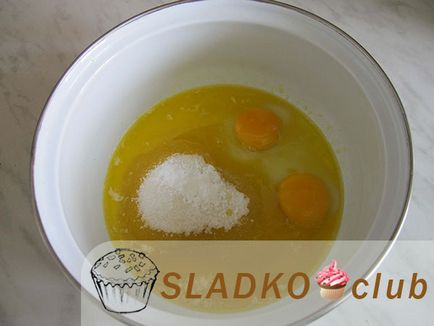 Ватрушки з сиром з дріжджового здобного тіста в духовці - рецепт з фото