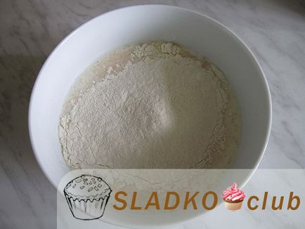 Sajttorta krémsajt élesztőből tésztát a sütőben - a recept egy fotó