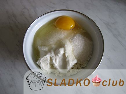Sajttorta krémsajt élesztőből tésztát a sütőben - a recept egy fotó
