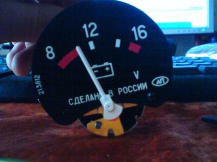 În loc de un ceas, puneți un voltmetru (VAZ 2106)