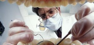 Inflamația gingiilor și respirația urâtă cauzată de cauze și de tratament