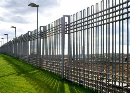 Garduri din prețul conductei de profil, fotografie și instalarea de garduri secționate și sudate - ușor
