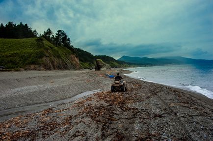 За дивовижними морськими красотами наполегливі сахалінци їдуть на мис велетень