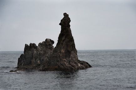 За дивовижними морськими красотами наполегливі сахалінци їдуть на мис велетень