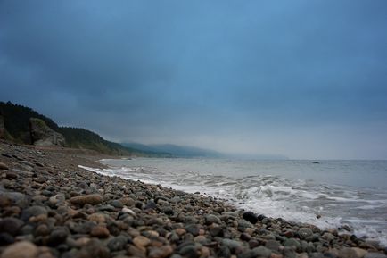 За дивовижними морськими красотами наполегливі сахалінци їдуть на мис велетень