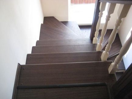 Măsurarea scărilor la etajul doi pentru fabricarea și instalarea