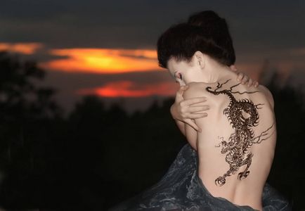 Tatuaj feminin pe talie și pe spate, tatuaje frumoase și la modă pentru fete pe talie și pe șold,