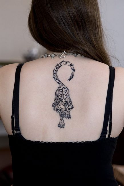 Tatuaj feminin pe talie și pe spate, tatuaje frumoase și la modă pentru fete pe talie și pe șold,