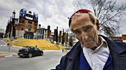 Omul în vârstă de 90 de ani a construit singur o catedrală de propriile sale mâini