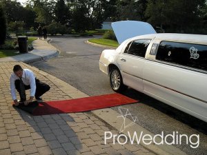 Autó egy esküvő