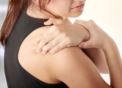 Mâțâitul muscular atunci când brațul este ridicat - tratament