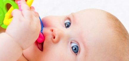 Що робити, коли ріжуться перші зубки у дитини