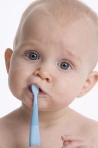 Що робити, коли ріжуться перші зубки у дитини