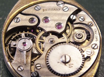 Що означають написи на механізмах годин