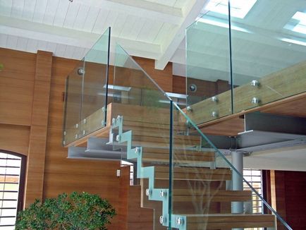 Készíts egy üveg kerítés lépcső a ház Hogyan válasszunk és telepítése