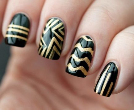Фото з дизайном нігтів в чорно-золотому кольорі манікюр-френч, з блискітками, чорний з золотом