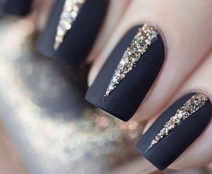 Фото з дизайном нігтів в чорно-золотому кольорі манікюр-френч, з блискітками, чорний з золотом