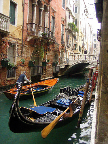 Gondola și gondolier, în jurul Italiei