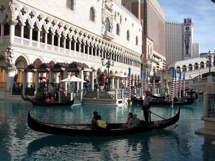 Gondola și gondolier, în jurul Italiei