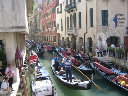 Gondola și gondolier, în jurul Italiei