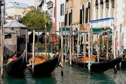 Gondola și gondolier, în jurul Italiei