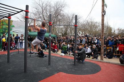 Leagăn, când aveți doar un bar și un bar pentru antrenament pe greutate, fitness