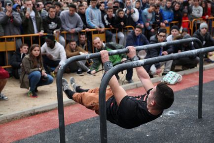 Leagăn, când aveți doar un bar și un bar pentru antrenament pe greutate, fitness