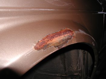Hogyan lehet megszabadulni a rozsda foltok az autó