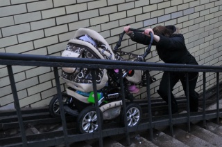 Як молодим мамам домогтися, щоб в під'їзді встановили пандус для колясок - інформаційний портал