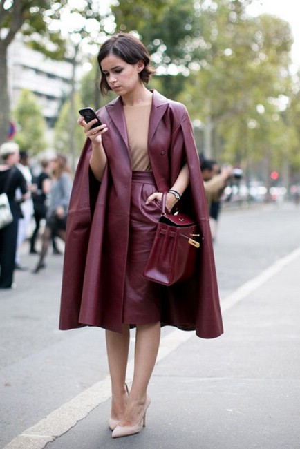 Cum să poarte o culoare burgundă la modă