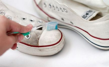 Hogyan tisztítható fehér talp cipők, mint a hypo, hogyan tisztítsa meg a sárgasággal mi köze cipők