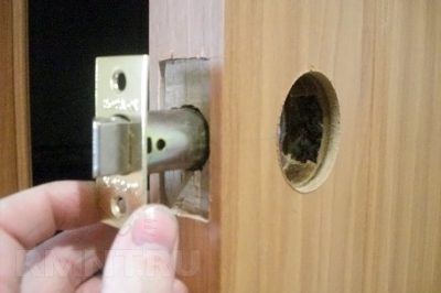 Cum să dezasamblați mânerul ușii ușii interioare